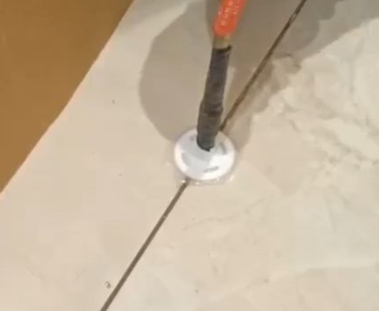 翔安瓷砖空鼓维修公司专业解答瓷砖在铺贴过程中，如果没有涂抹均匀到位的粘结材料（如水泥砂浆或瓷砖胶），可能会导致以下问题